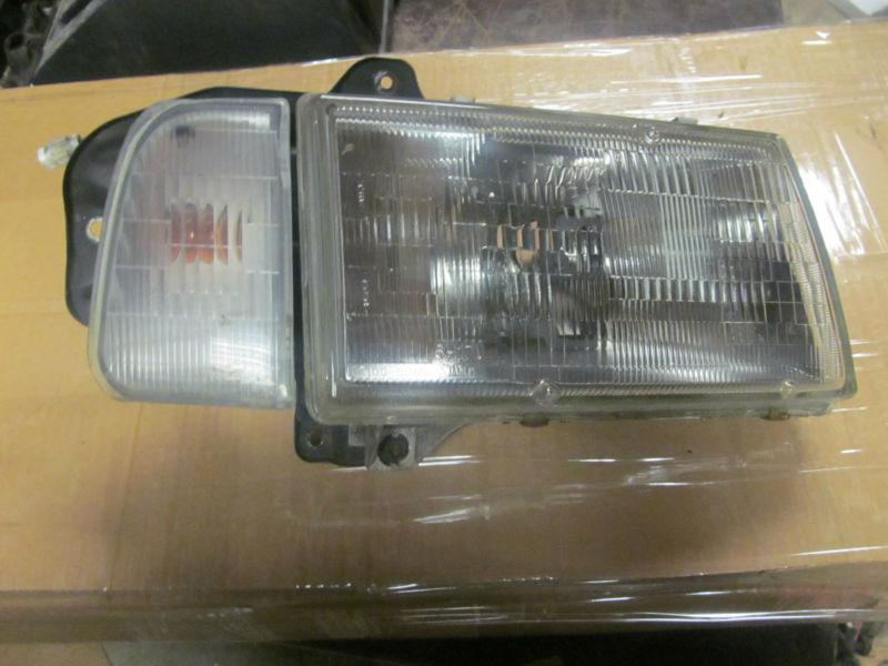 Geo tracker sidekick rh headlight