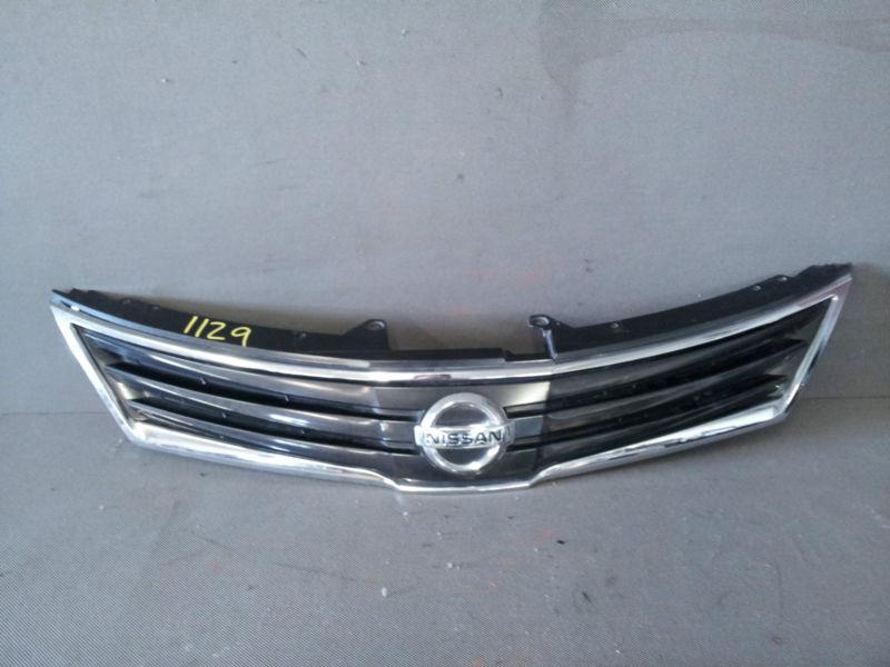 2007-2009 nissan versa front radiator grille 62310-zw80a oem original