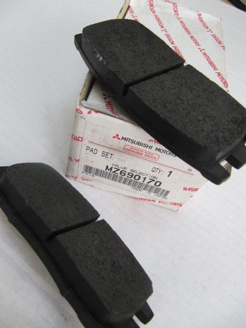 Mitsubishi montero original factory rear brake pads mz690170 