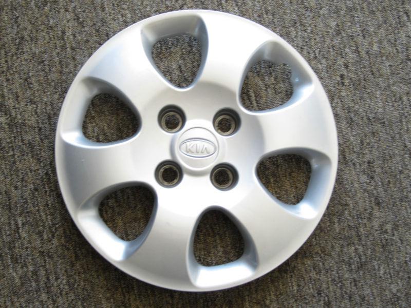 Factory kia hubcap, fits on spectra years 2004 - 2009 car.