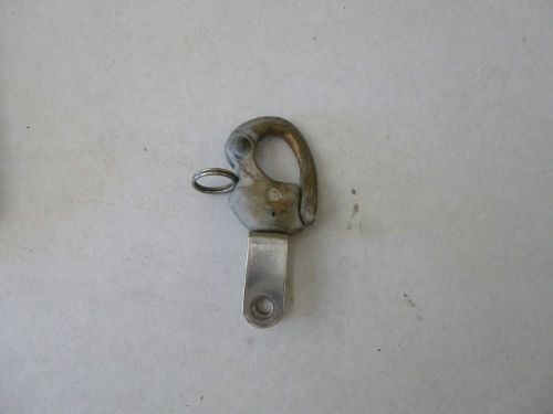 Sailboat halyard snap shackle