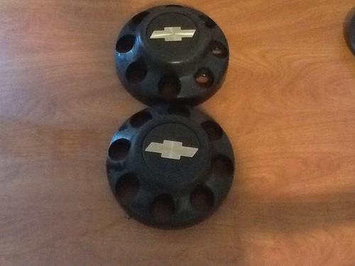 Chevrolet 3500 dually 8-lug center cap black rear (2)