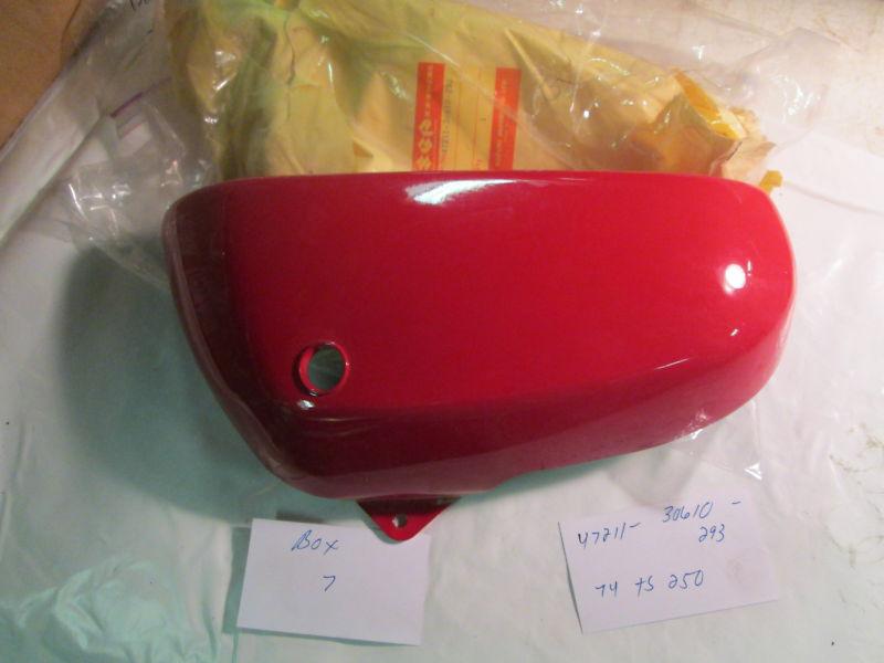 Suzuki ts250 nos oem r/h side cover in red 1974 p.n. 47111-30610-293