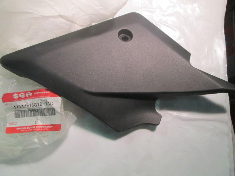 Suzuki sv650su nos oem r/h side cover 2004-2009 p.n. 47111-16g10-yad