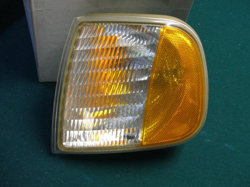 Ford pick-up and expedition left corner marker light assembly '97 to '02 nice!!!