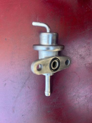 Genuine used fuel pressure regulator for 1996-2001 honda crv 2.0l