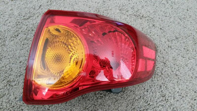 2009-2010 toyota corolla right (passenger) side tail light on qtr, oem