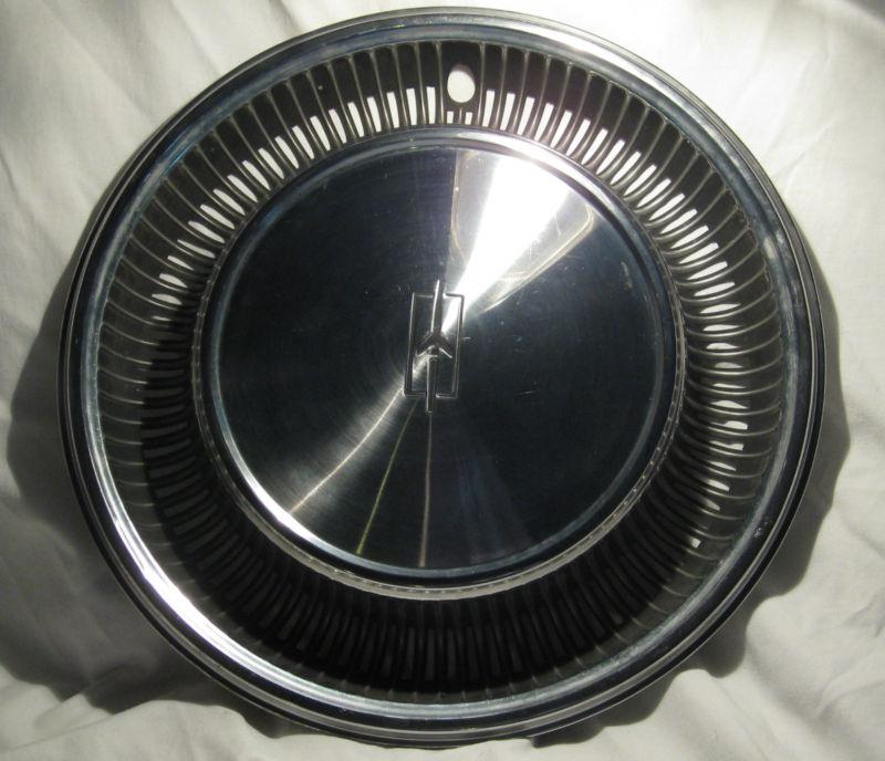  oldsmobile hubcap  15 inch