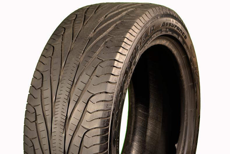 225/50/17 goodyear assurance tripletread 94v 55% left