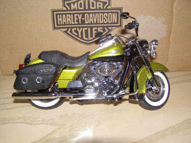 2011 harley road king - apple green & vivid black - 1:12 ertl