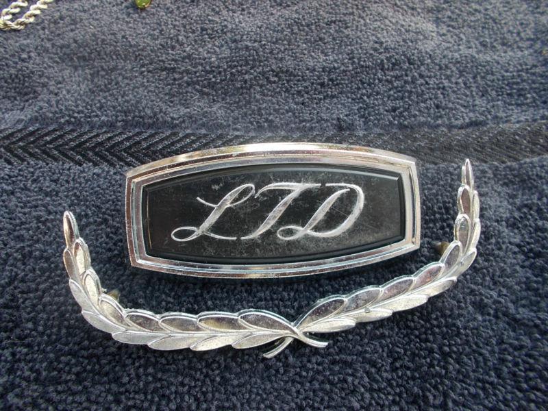 Nos 1971 - 72 ford galaxie ltd wreath emblem 