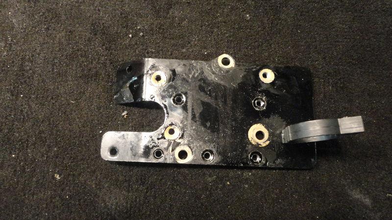 Used mounting plate #833137f 1 for 2003 mercury 150hp 2.5l outboard motor