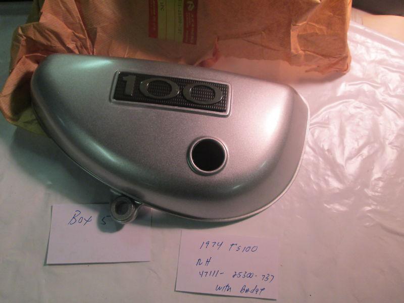 Suzuki ts100 nos oem r/h side cover with badge 1974 p.n. 47111-25300-737