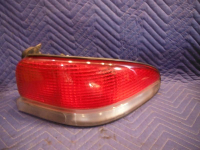 95 96 97 98 99 00 cirrus r. tail light outer clear lwr lens