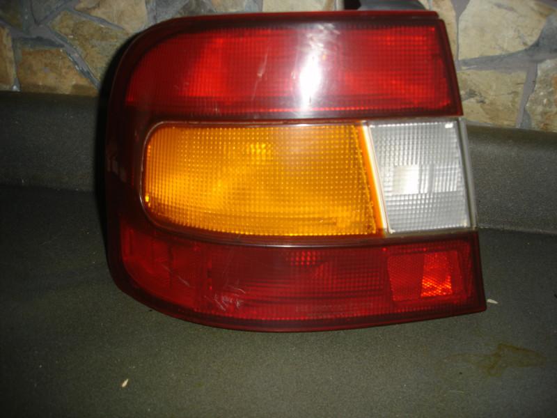 92 93 hyundai elantra 4 dr  driver side tail light lamp left