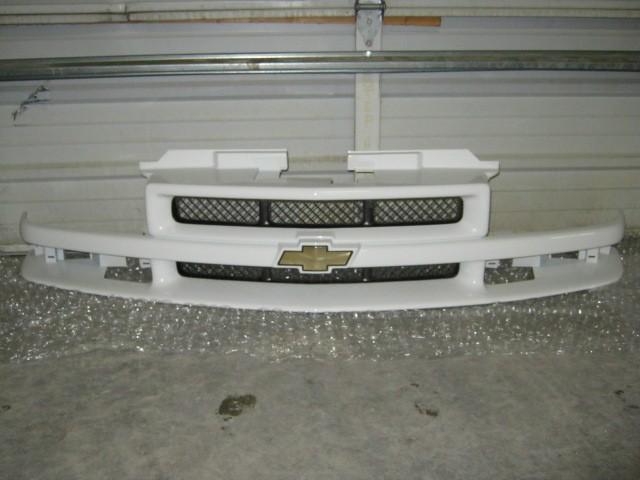 New 98-03 chevy s-10 truck s-blazer white oem front grille grill