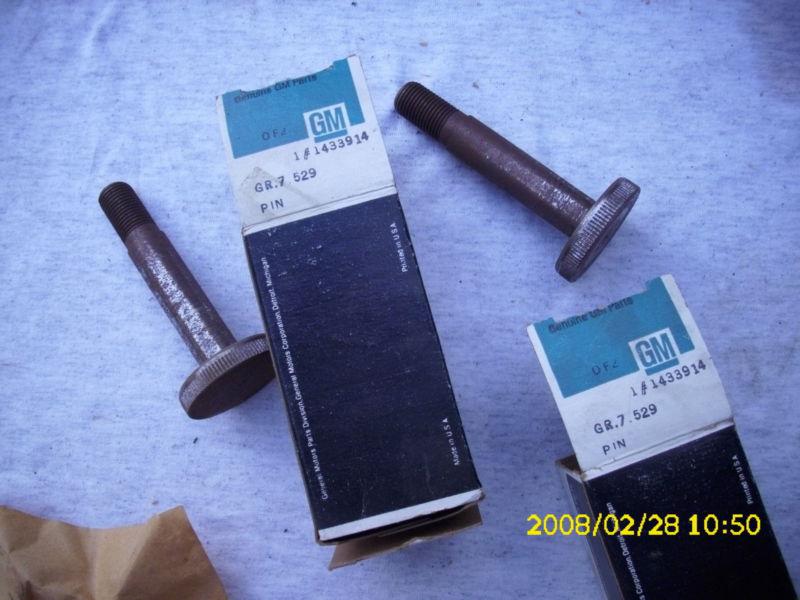 1956 - 1962 corvette pair gm nos 1433914 rear leaf spring front eye bolts pin