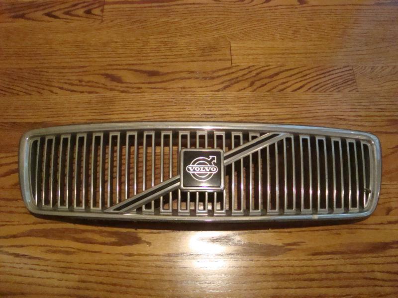 Volvo s70  grille