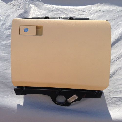 06-09 vw volkswagen passat b6  glove box / glovebox beige/tan with ipod dock