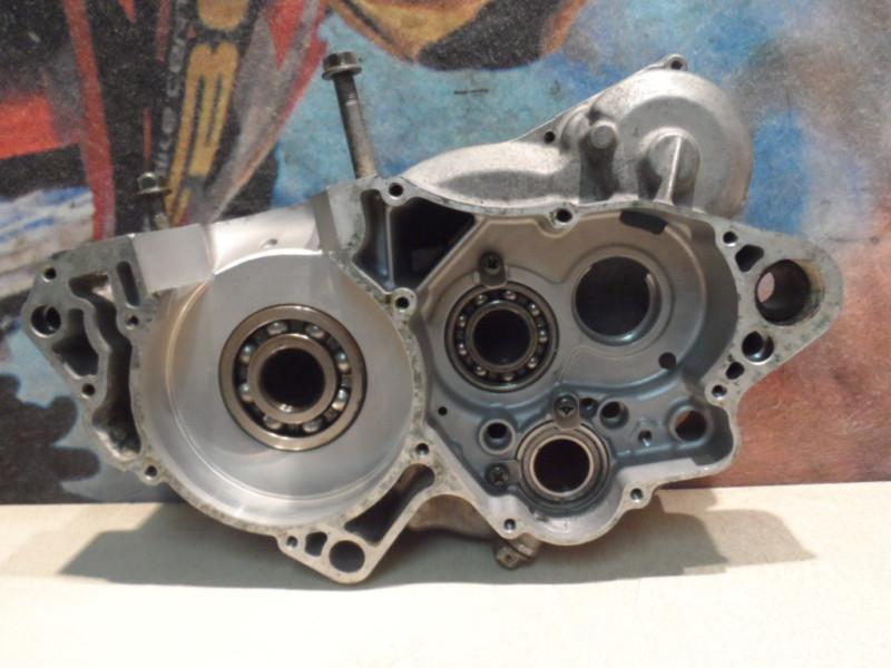 2001 suzuki rm250 right engine case  (b) 01 rm 250