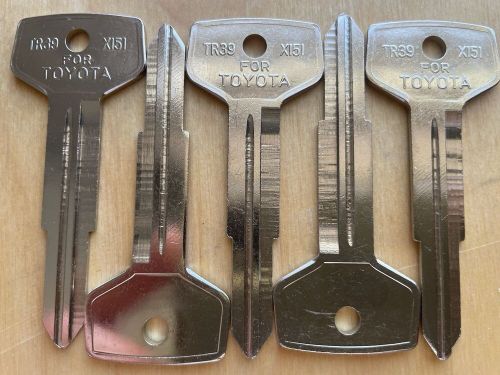 Toyota tr39 / x151 / toy30  key blanks. lot of five(5) blank keys.