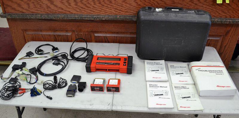 Snap-on mt2500 automotive diagnostic scanner with accessories