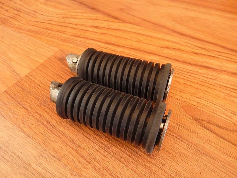 Harley davidson rubber male foot pegs mounting
