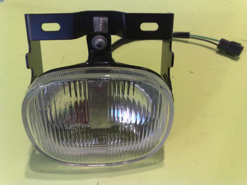 00-02 isuzu rodeo sport s v6, honda passport  lh or rh fog light lamp assembly