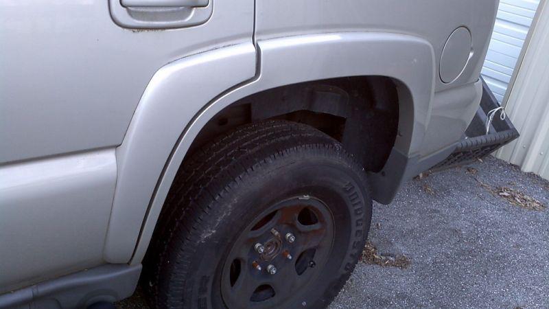 2005 tahoe z71 left rear molding fender flare silver birch metalic trim