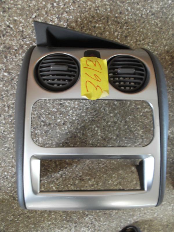 01 02 03 04 05 chrysler sebring - dash faceplate / radio bezel w/ air vents