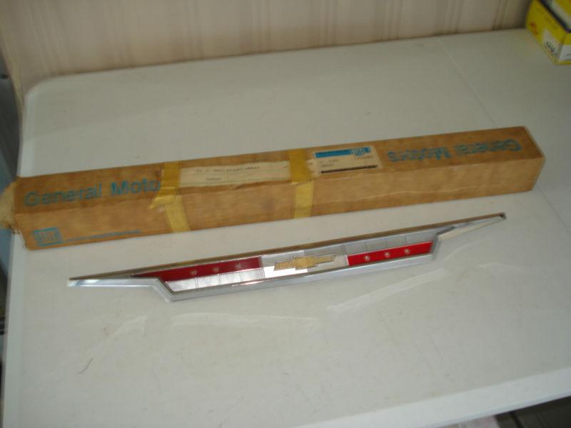 Nos 1962 chevrolet impala hood emblem assy.chrome and insert in box