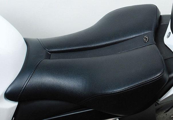 Saddlemen track one piece solo seat black/carbon fiber for suz gsx-1300r 08-11