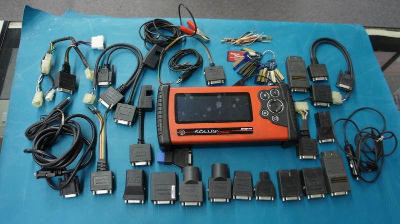 Snapon solus eesc310 diagnostic scanner w/ keys adapters and hard case! tested!