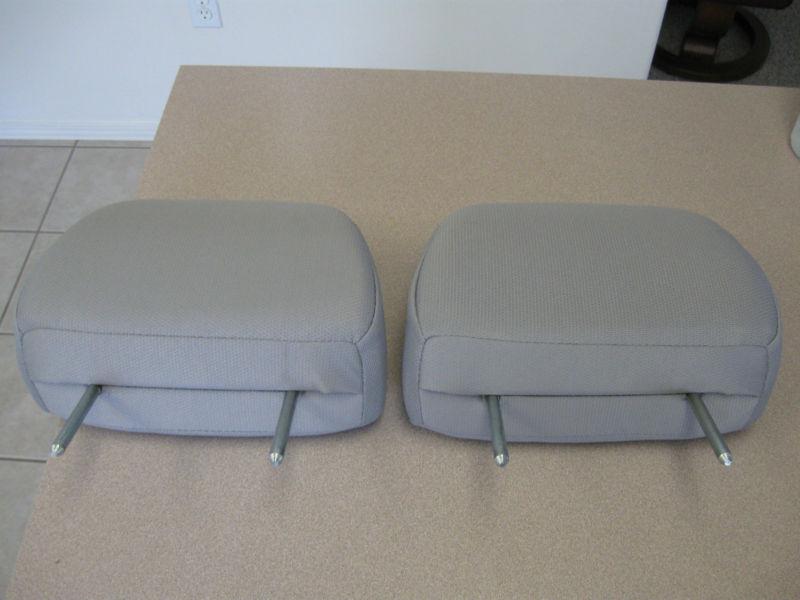 Near new .. ( 2 ) chev hhr rear seat head rests/restraints 2009-2011  gray cloth