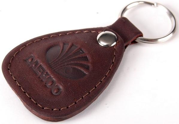 New leather brown keychain car logo daewoo auto emblem keyring