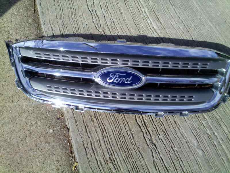 2013 taurus front grill , small cracks on upper right side