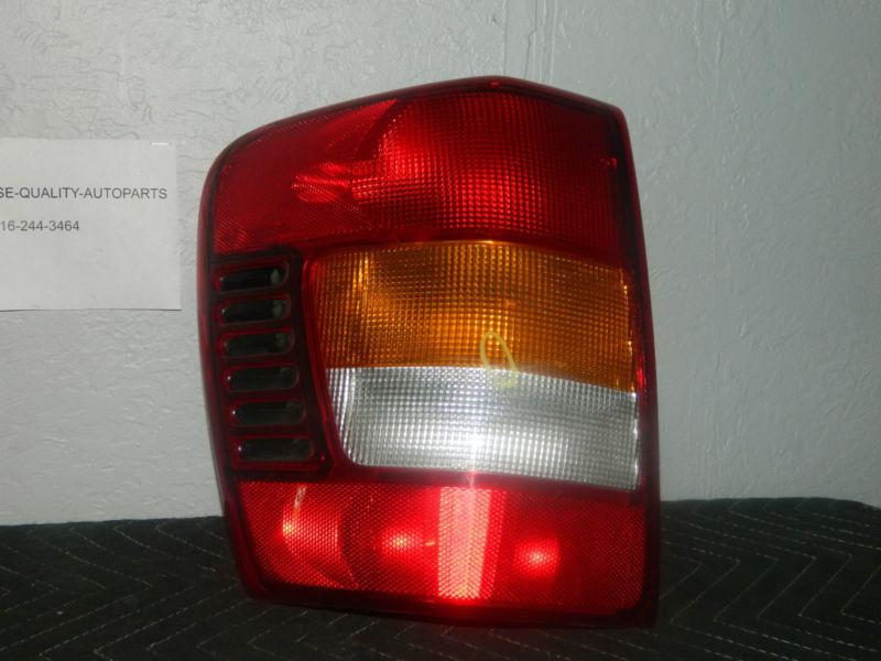 Oem 2002-2004 jeep cherokee left / driver  side tail light assembly