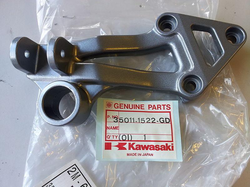 Kawasaki zx1100 ninja zzr 1100 90-91 foot peg bracket r.h. 35011-1522-gd nos