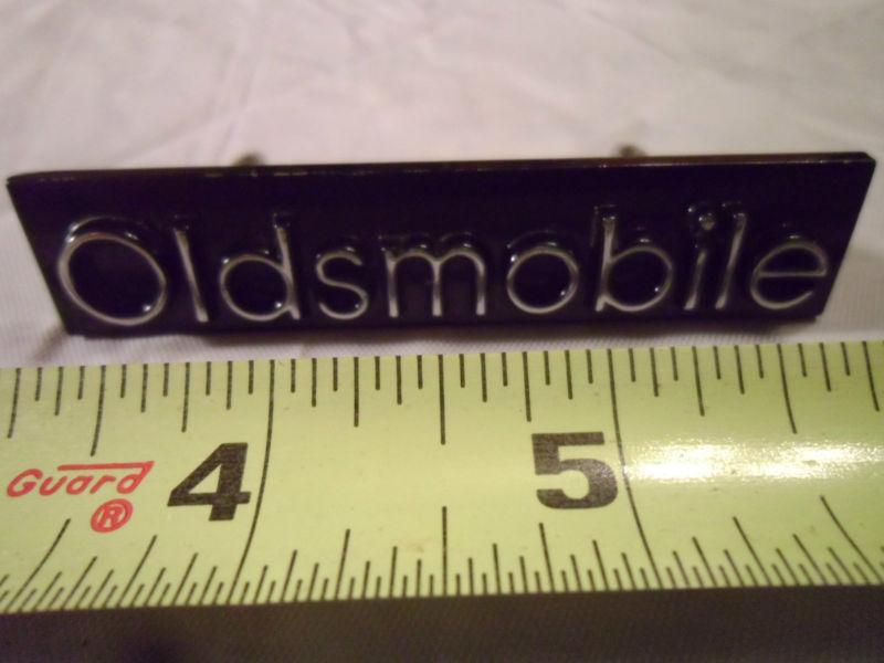 Nos 1989 1990 oldsmobile chrome radiator grille emblem 25529864 free shipping   