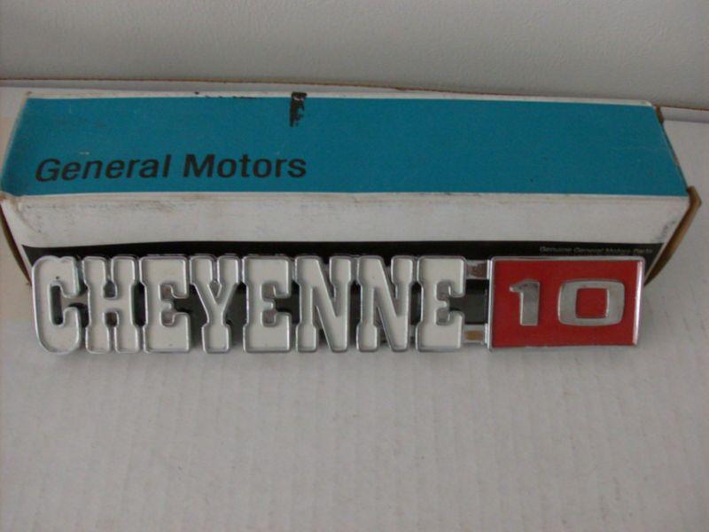 Look nos  1971 1972 chevy chevrolet cheyenne 10 fender badge