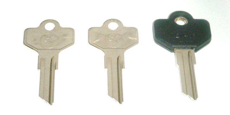 Kenworth semi truck 3 keys (( 2 oem logo key blanks & 1 black top jma key blank