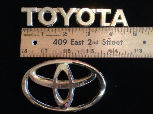 Toyota sienna van (2001) two gold logos