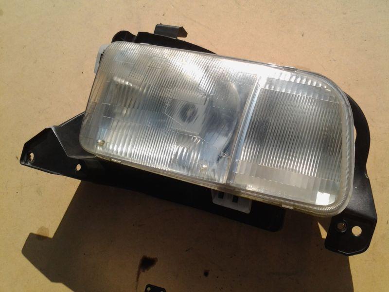 99-04 chevy tracker left headlight driver side 00 01 02 03 2004 2003  2002