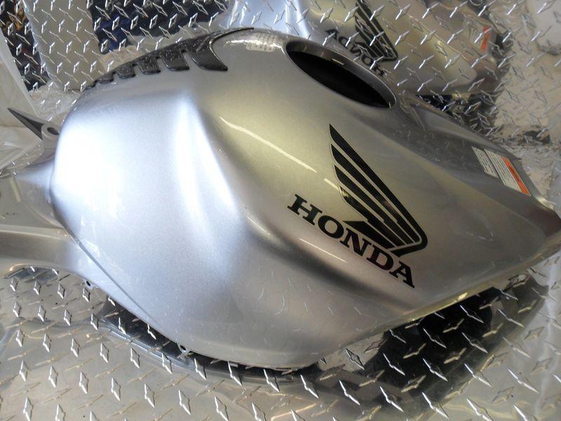 04 05 honda cbr 1000rr gas tank cover *oem*