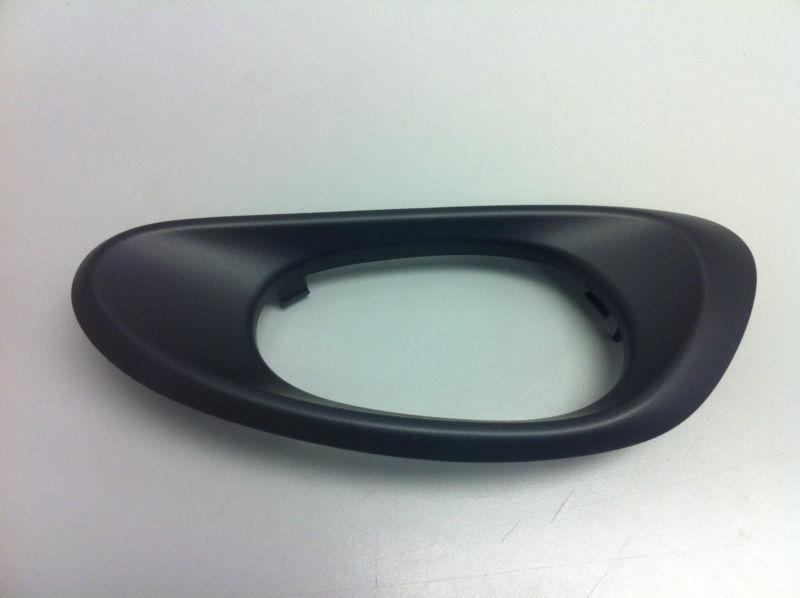 Oem left front inside door handle bezel (ebony) 02-07 trailblazer (15214501)