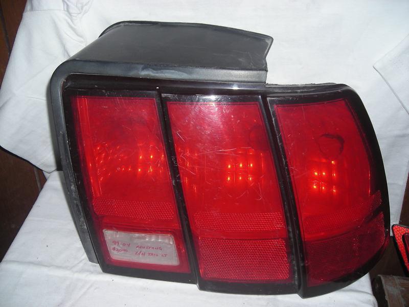 1999-2004 ford mustang lh tail light.