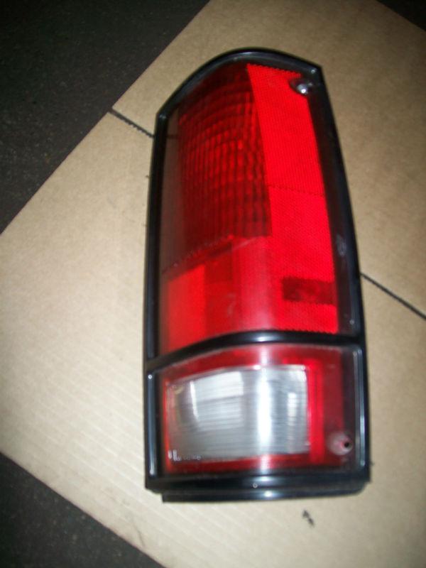 Chevy blazer,s10 jimmy rh tail light w/bulbs and wires 94