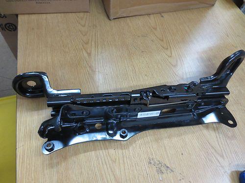 68019026aa  manual seat adjuster, left/driver inboard manual jeep liberty 2002-6