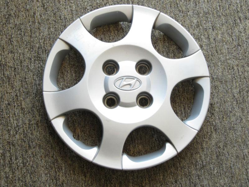 Factory hyundai hubcap, fits on elantra years 2001 - 2003 car.