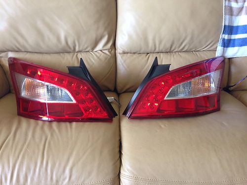 2009-2011 oem factory nissan tail light - right and left side - no tint!